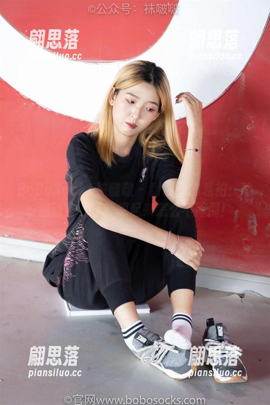 BoBoSocks袜啵啵-甜甜圈 BoBoSocks袜啵啵 - 甜甜圈的私拍:瑜伽动作,让我想起来怎么不摔倒!