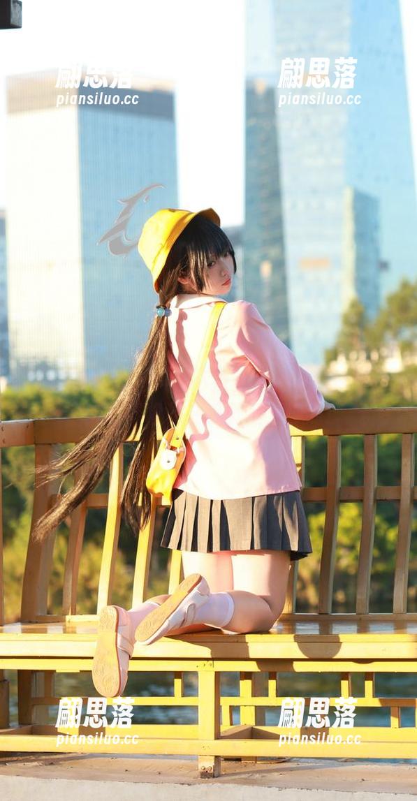 套图新视角：G44不会受伤把爱丽丝兔女郎拍得像是在荒野里开派对!