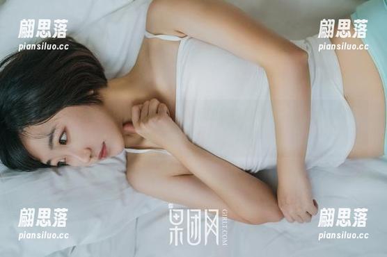 GIRLT果团网 - 你敢相信？龚玥菲的纯白优雅更新，比我的衣橱还纯净！
