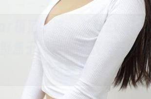 MFStar模范学院 – 艾莉Evelyn的最新写真，聚焦于裸足，那双秀气的脚似乎在暗示些什么…