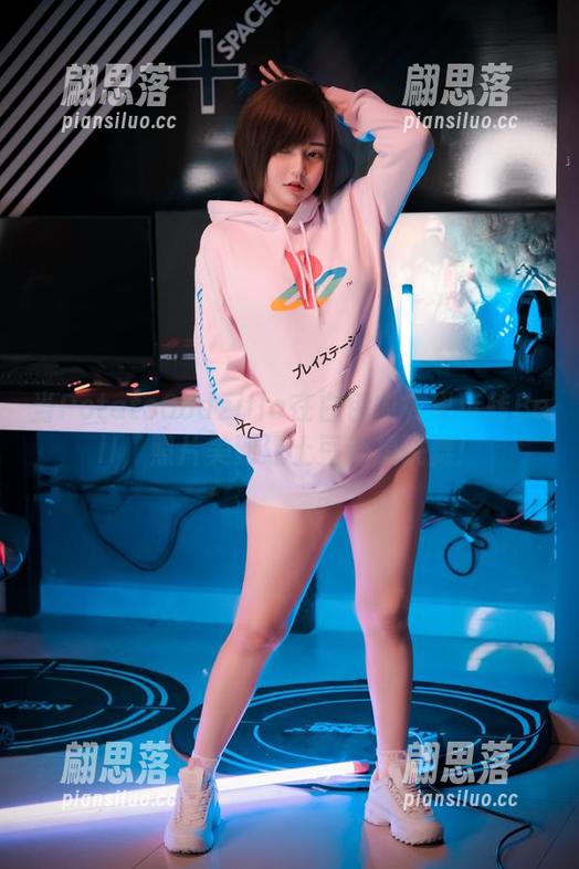 当PotatoGodzilla在白色内衣里玩转Bell，照片美到让土豆都想跳舞！