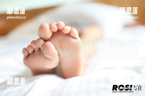 ROSI写真下，红裙飘扬，是在喧哗还是在沉默，让我怎么形容才好？