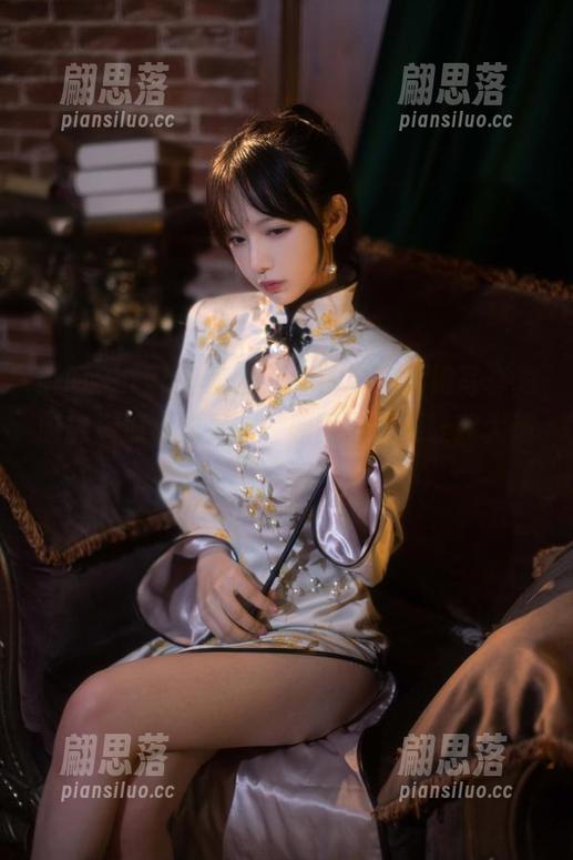 Shika小鹿鹿 请问Shika小鹿鹿,你的中秋旗袍写真为啥能震撼我的灵魂?原图一定要让我大饱眼福啊!