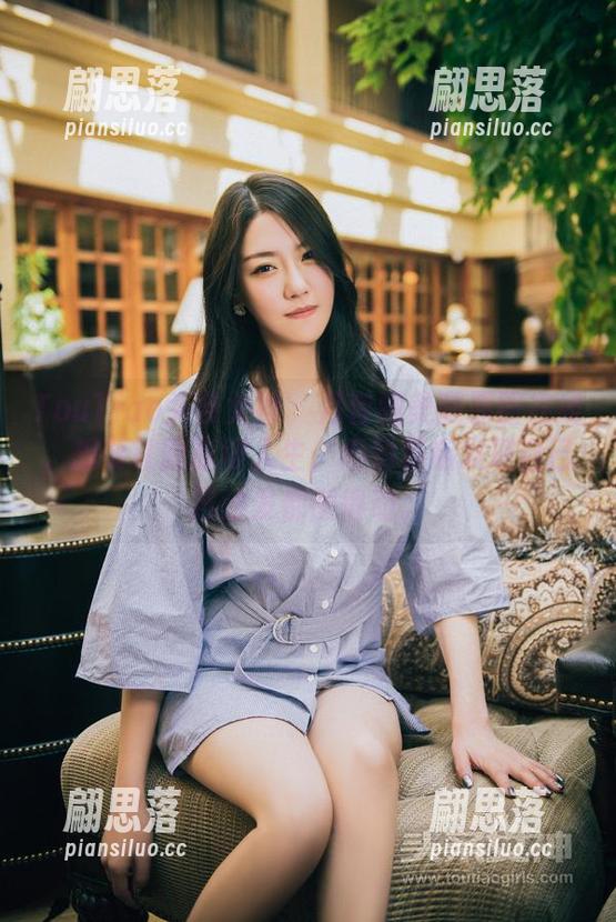 TouTiao头条女神 - 月音瞳美腿原图在线，想要靠腿赢得人生，但到最后发现自己连沙发都懒得动。