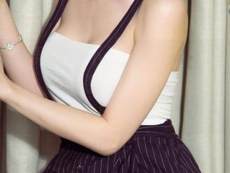 UGirls尤果网 – 不只是黑色，娜依灵儿的高清壁纸，完全是在挑战各位的审美极限啊。