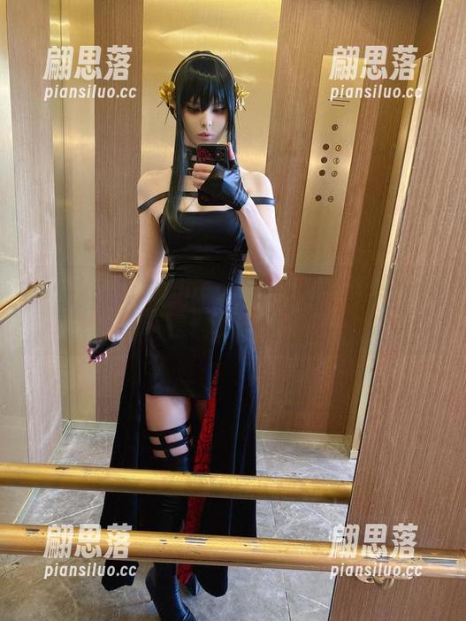 看图库中的Vinnegal比基尼，真想问这是谁设计的？