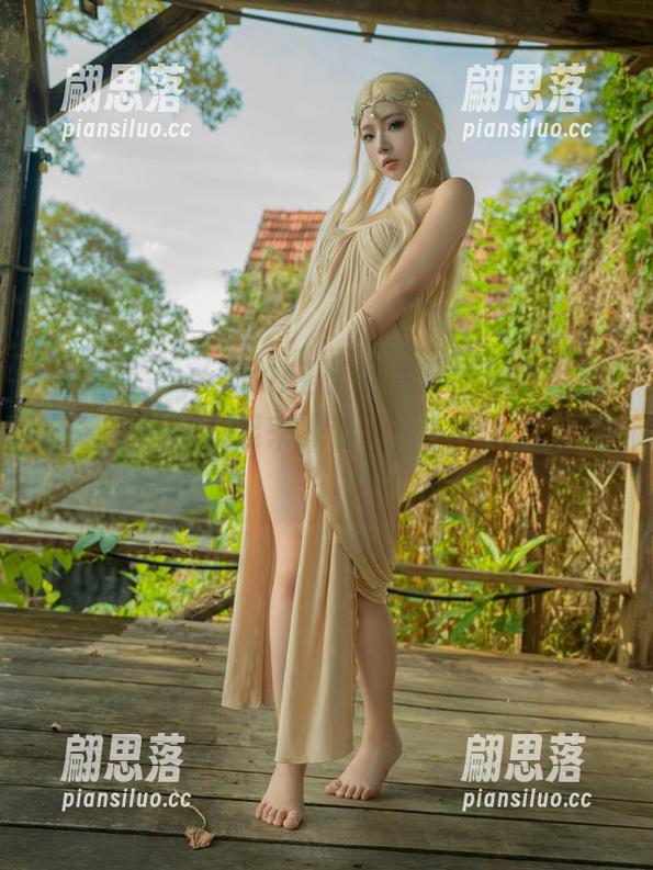 又翻看了yuuhui玉汇的写真图册，蔚蓝从某种角度看起来像蓝天，只是飞鸟不见了。