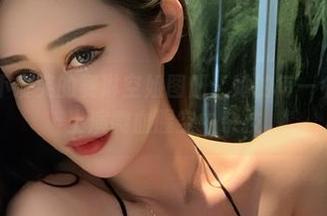 微密圈 – 不爱笑的赛琳空姐图册：她的每一个姿势都在上演微血腥空中杂技