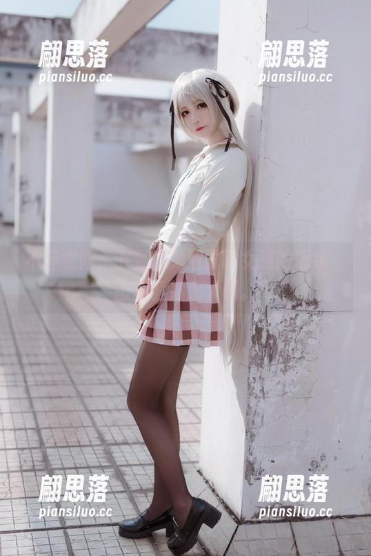 不经意间，五更百鬼泄露了女孩的思绪，图集竟如此犬儒。