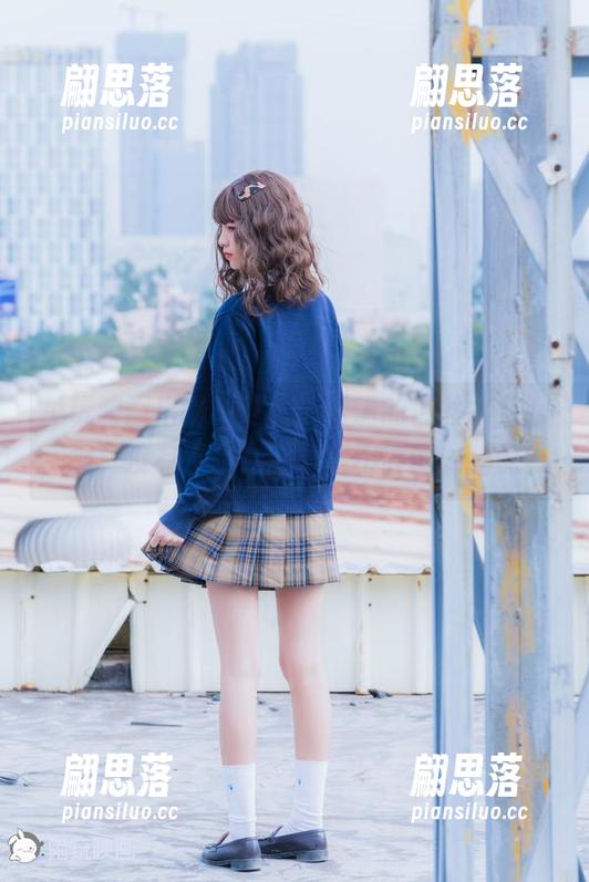 兔玩映画出的新设施，喵喵的白丝水手服，呃，没有水手鞋的我要不要试试搭配？
