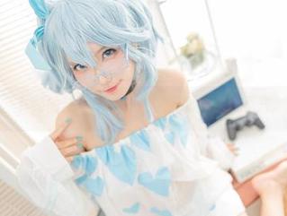 卜呦的泳衣cos：梨花带雨，水波不兴