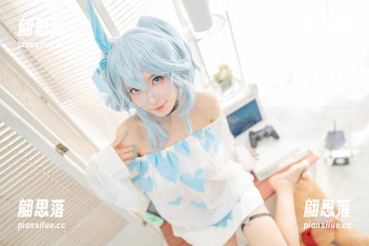 卜呦的泳衣cos：梨花带雨，水波不兴