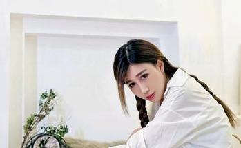嗲囡囡 – 日常写真：娜依灵儿的‘无意’游览，一不小心就变成秀场