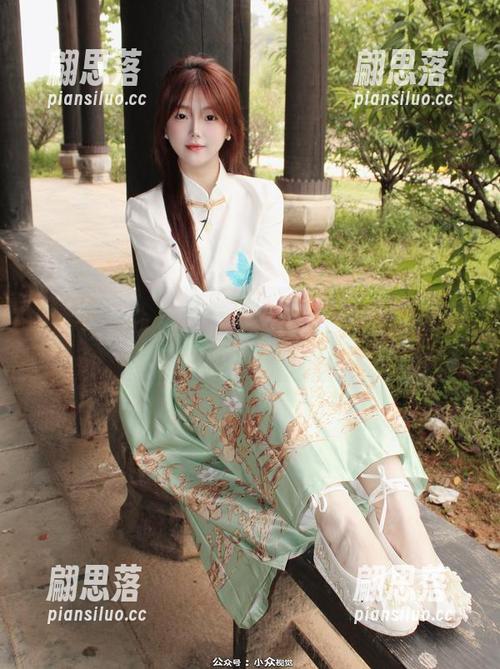 小众视觉 - 在线看艾迪的毛衣，这穿着能让我多想几秒。