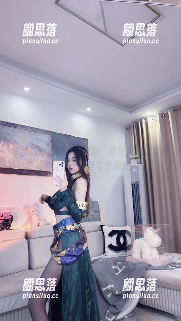 小小奶瓶儿的空姐之旅，原图进驻你桌面，壁纸不高冷，正是飞行模式的萌态。
