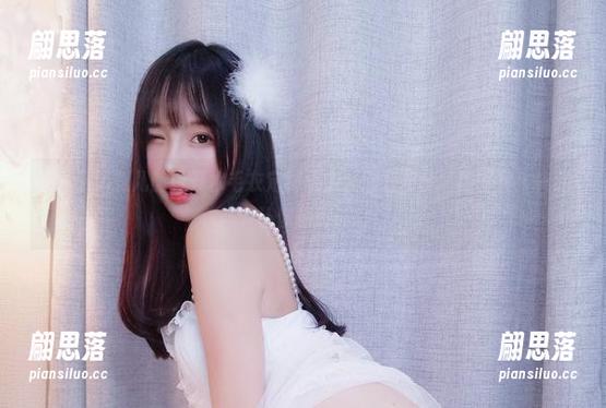在小小奶瓶儿的白开水毛衣定制版中，理智与疯狂的较量！资源让你嗨翻！