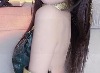 套图里，白色蕾丝搭配小小奶瓶儿的个性，完美得让我一时无从反应。