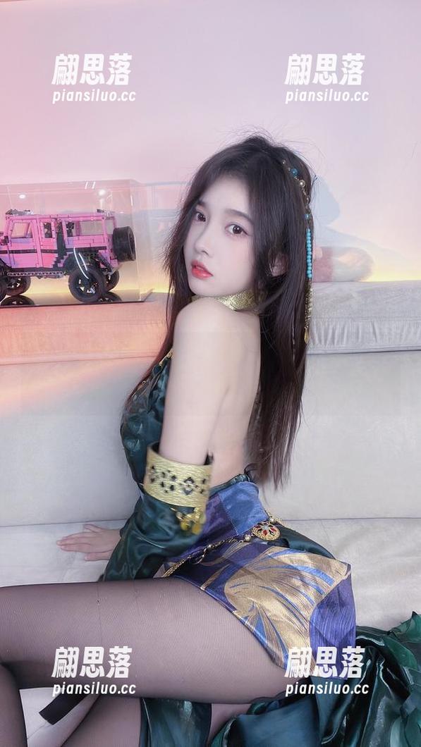 套图里，白色蕾丝搭配小小奶瓶儿的个性，完美得让我一时无从反应。
