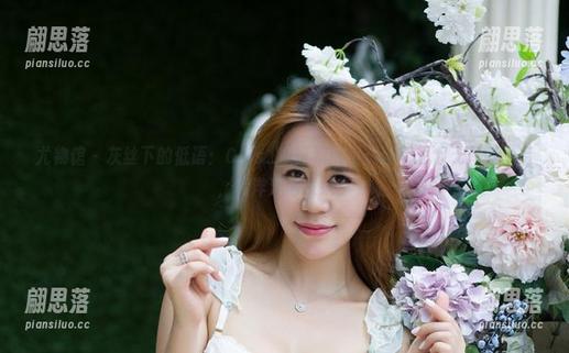 尤物馆-Cris_卓娅祺 尤物馆 - 灰丝下的低语:Cris_卓娅祺的写真让我想起无尽的午后,懒洋洋地发呆。