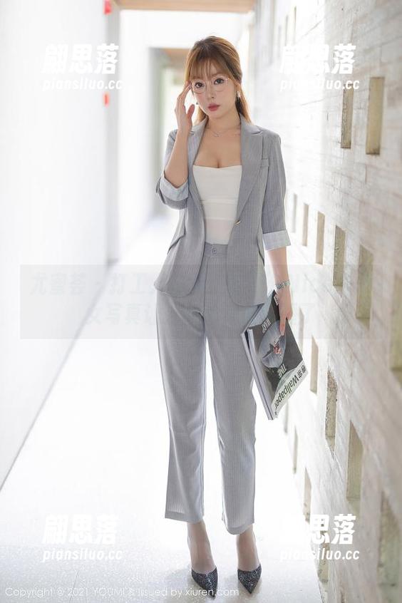 尤蜜荟 - 打工人慎入！张思允Nice的少女写真让人冻得更难入睡了