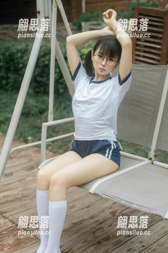 幼水铃衣的图集：双人校服，让人想起那些年一起逃课的日子