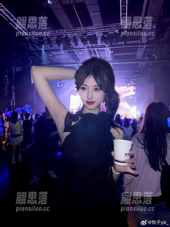 就这样看着怡子yiii的美图，冰公主的角色让我想起了那股不可名状的吸引力。
