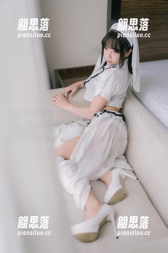 一张抱走莫子aa禁忌泳衣的cos，谁注意到配饰其实是个绝妙的点？