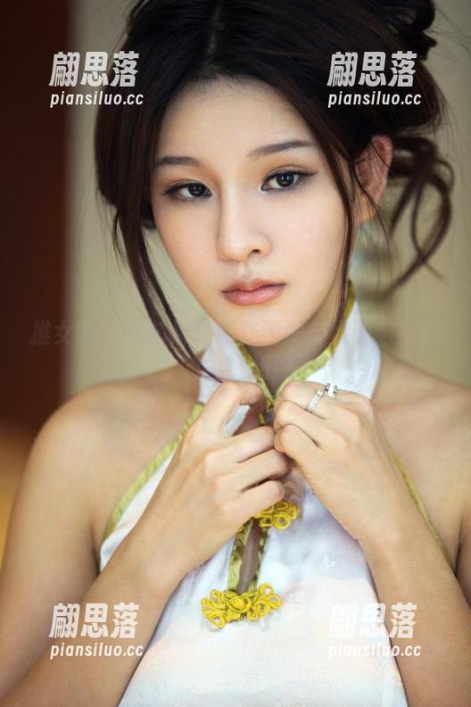 推女郎-田芯娜 推女郎 - 田芯娜的镂空图册:灵魂与皮肤的拉锯战!