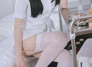 日奈娇的圣光芙莉莲写真，看来光芒比我还耀眼呢！