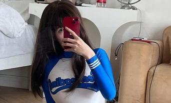 是你的阿薰呀最新写真：女教师的双手都在做什么？别上课，听我说！