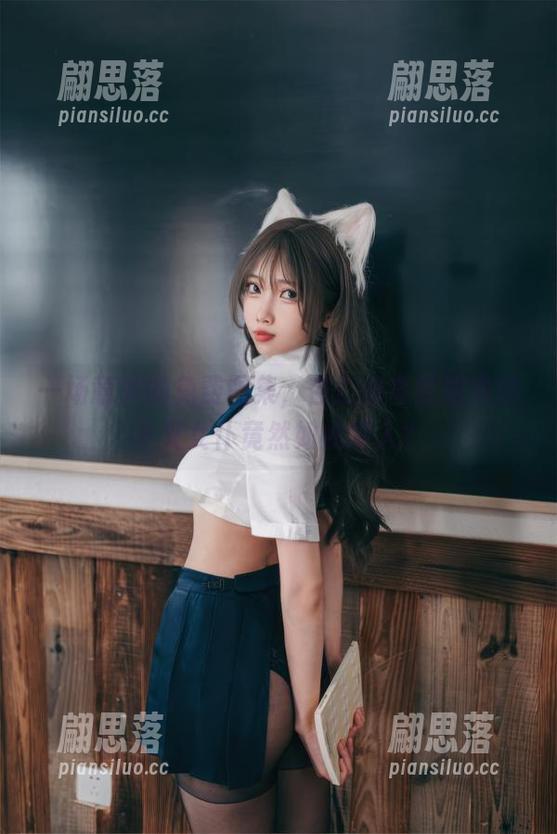 一场意外的免费图集，杏仁曲奇的眼镜娘高叉女仆竟然如此撩人？