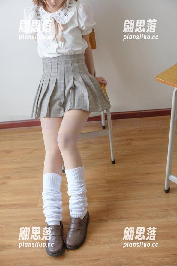森萝财团 来森萝财团,瞧瞧护士妹妹那双被白丝包裹的腿,触动人心