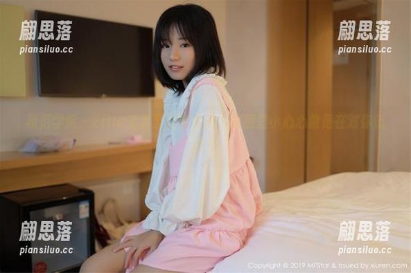 模范学院 - Ellie艾栗栗日常在线，美图里小心心像是在对你低语！