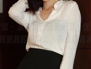 模范学院 – 泳池边的阳光洒落，优优美图合集刺激我的想象力，有点想跳水了。