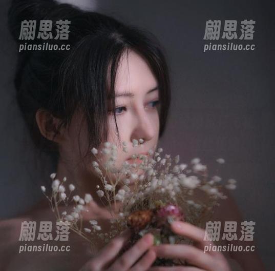 樱晚gigi全新空姐写真，感觉像是在飞机上看窗外风景，心中泛起一丝丝便意