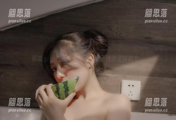 樱晚gigi的死库水，尽情展示她的定制魅力。