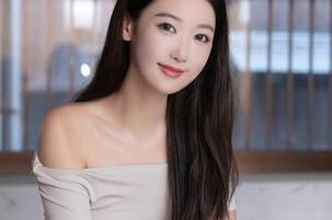 秀人网 – 月野兔美妞空姐写真——看我免费shipping给你们的美！