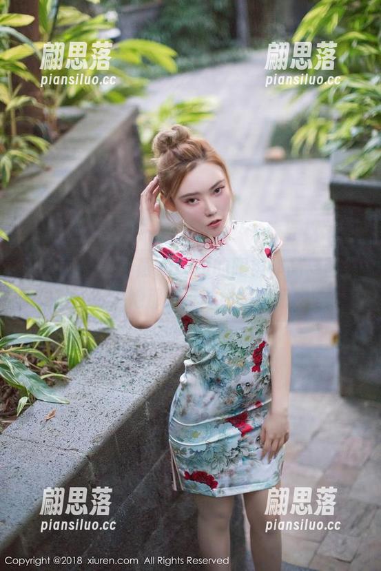 秀人网 - 田小燕Vicky的眼镜作品，图集里快跟上她那双玩味纷呈的眼睛。