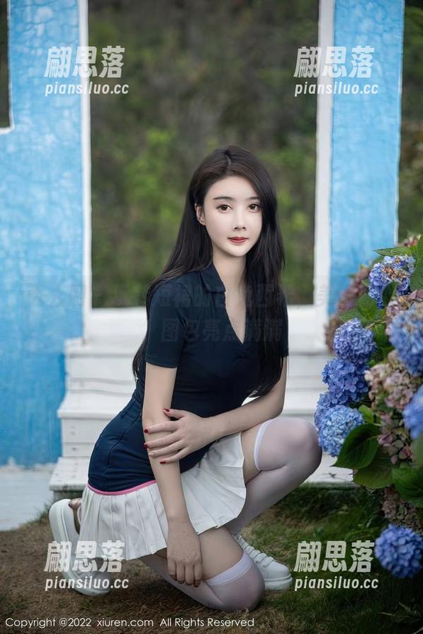 秀人网 - 玩转短裙的白兔西希，美图用心，图包亮点满满