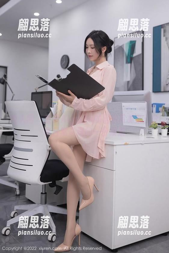 秀人网 - 蓝夏Akasha的居家写真集：分享日常奇遇的一份摸索