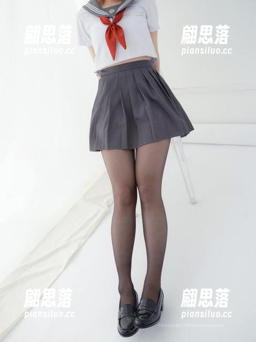 紧急企划 - 小恩的校服哏：原图也能成为话题，套图更是经典，翻看姿势不离手！