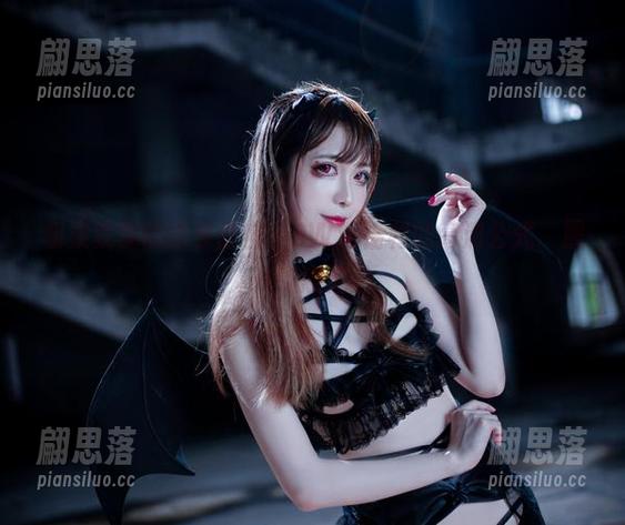 翎柒菜菜的诸多面容：6W粉福利的高清公式，照片随意溜达