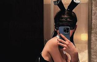 微密圈 – 脸红Dearie的高清写真，带你窥探护士KTV的欢快与俏皮表演！