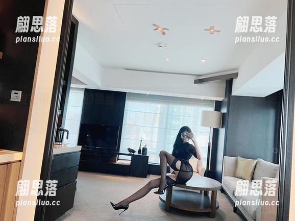 微密圈 - 葛征的黑丝，啧啧，这套图真有看头，下载吧下载吧