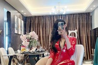 微密圈 – 黑丝网洞袜和抹胸装的结合，葛征这不是在挑战我的审美吗？最新美图我得认真品味了。
