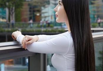 蜜桃社 – 萌美Moemi的礼服写真，假装在欣赏，实际上是在盯着那条腰线！