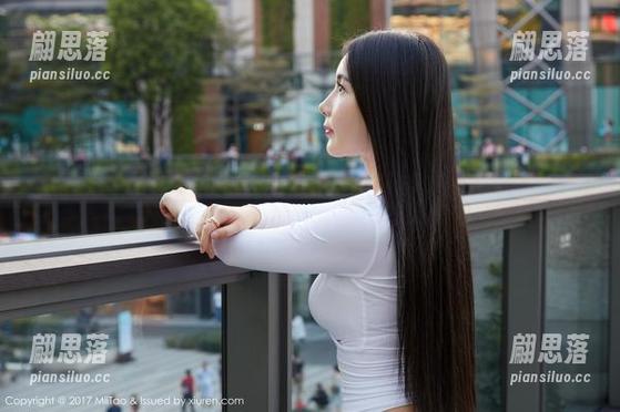 蜜桃社 - 萌美Moemi的礼服写真，假装在欣赏，实际上是在盯着那条腰线！