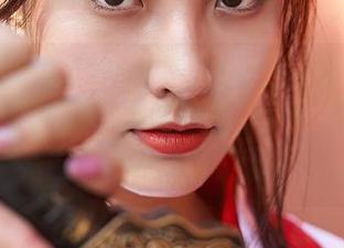 蜜桃社 – 雪梨sherry的图包需谨慎，每次翻开粉色合集都像是开了个五彩的大箱子，溢出一层又一层的浪漫。