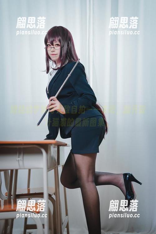 糟糕的学妹与无敌自拍——来吧，翻开蜜汁猫裘的最新图集。
