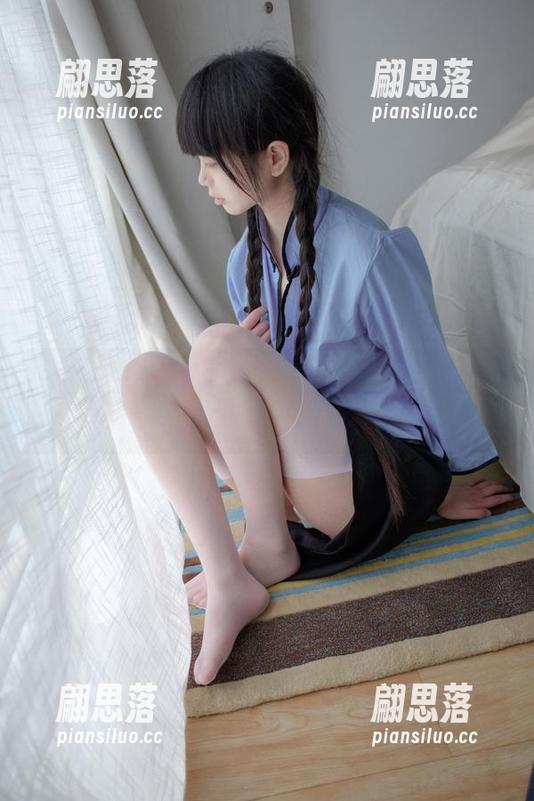 这年头，西尔酱的白色吊带袜比我衣柜还时髦，私拍不如放纸上打个样！